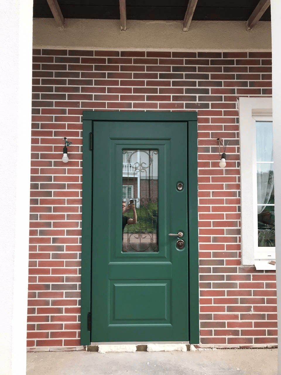 Дверь в дом с окном