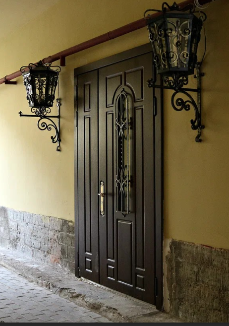 Двупольная дверь в дом